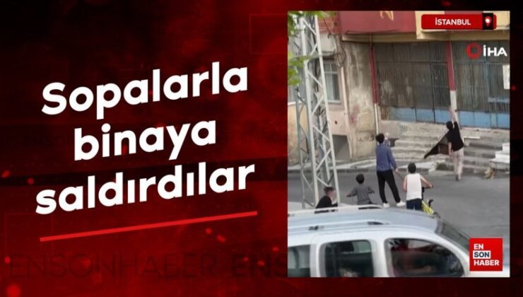 İstanbul’da sopalarla binaya saldırdılar
