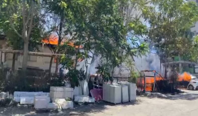 İstanbul’da yangına binanın çatısından koca ile su dökerek müdahale etti