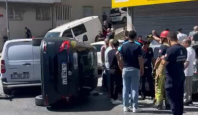 İstanbul’da yasak noktadan ‘U’ dönüşü yapan araca, bir öbür araba çarptı