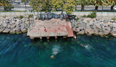 İstanbul’da yüksek hava sıcaklıklarından bunalan vatandaşlar soluğu denizde aldı