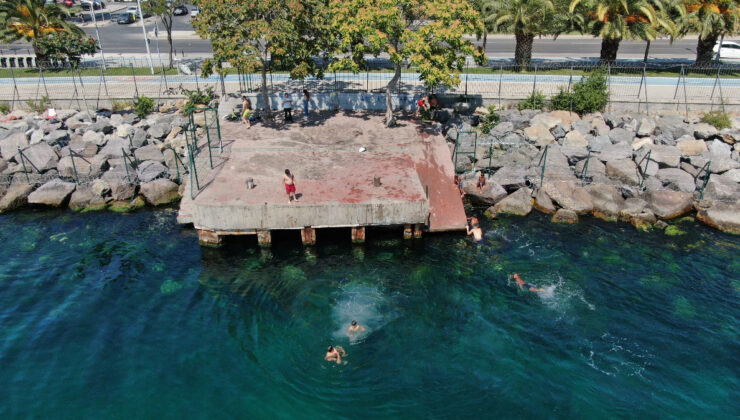 İstanbul’da yüksek hava sıcaklıklarından bunalan vatandaşlar soluğu denizde aldı
