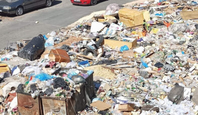 İzmir Buca’da toplanmayan çöpler alev alev yandı