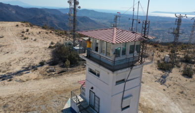 İzmir’de ateş çemberinde kalan yangın kule sorumlusu vazife yerinden ayrılmıyor