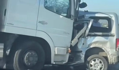 İzmir’de feci kaza: Tırla çarpışan araba şoförü ömrünü yitirdi