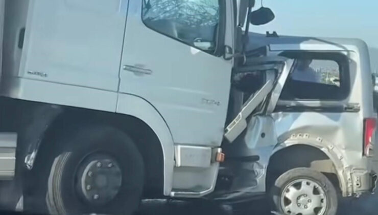 İzmir’de feci kaza: Tırla çarpışan araba şoförü ömrünü yitirdi