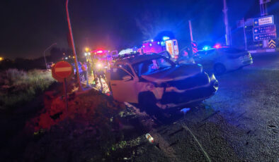 İzmir’de kamyonet arabayla çarpıştı: 2’si ağır 7 yaralı