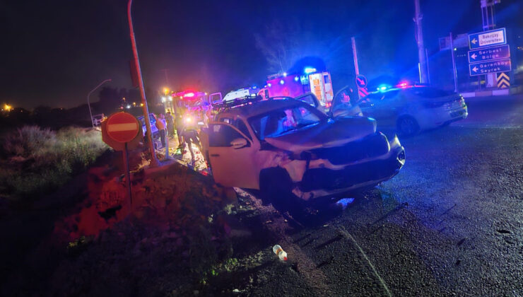 İzmir’de kamyonet arabayla çarpıştı: 2’si ağır 7 yaralı