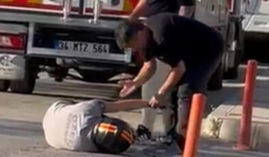 İzmir’deki yol verme arbedesinde motosiklet şoförü yerde tekmelendi