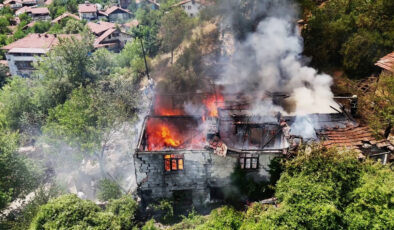 Karabük’te otluk alanda çıkan yangıniki katlı meskeni kül etti