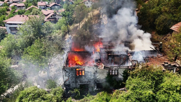 Karabük’te otluk alanda çıkan yangıniki katlı meskeni kül etti