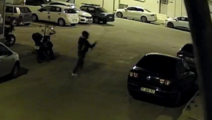 Karaman’da kasklı saldırgan arabaya ziyan verdi