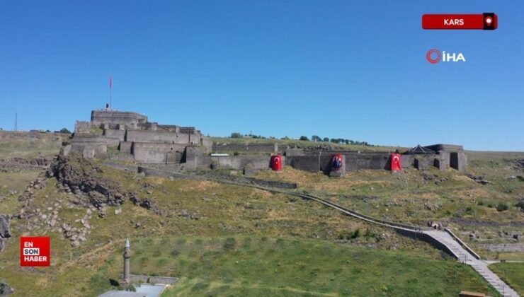 Kars’ta Cumhurbaşkanı Erdoğan’ın davetiyle Kars Kalesi bayraklarla donatıldı