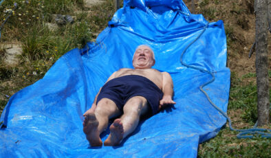 Kastamonu’da sıcaklardan bulunan adam meskeninin bahçesine aquapark kurdu