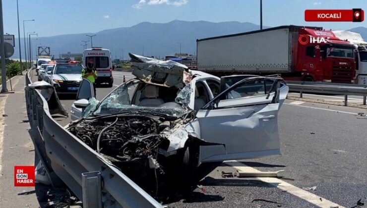 Kocaeli TEM Otoyolu’nda bariyere çarpan arabanın tavanı koptu