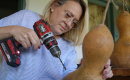 Kocaeli’de ahırı atölyeye çevirdi: Su kabaklarına tekrar hayat veriyor