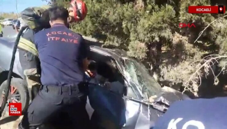 Kocaeli’de araba aydınlatma direğine çarpıp kaldırımda asılı kaldı