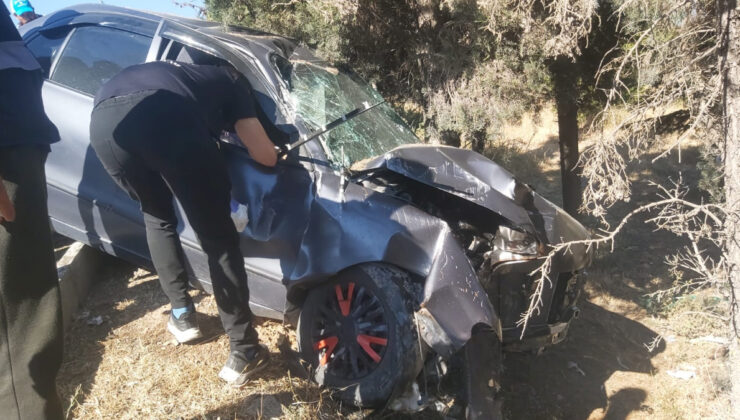 Kocaeli’de aydınlatma direğine çarpan araba, kaldırımda asılı kaldı