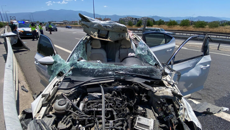 Kocaeli’de bariyere çarpan arabanın tavanı koptu: 4 yaralı