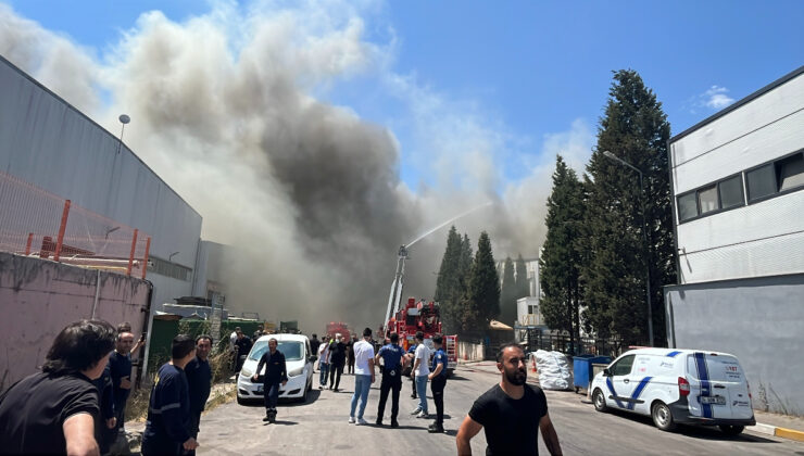 Kocaeli’de plastik varil fabrikasında çıkan yangın panik yarattı