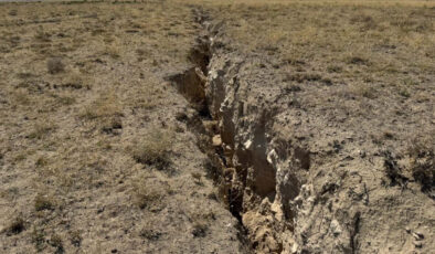 Konya’daki yüzey yarıkları mahalle ahalisini huzursuz ediyor