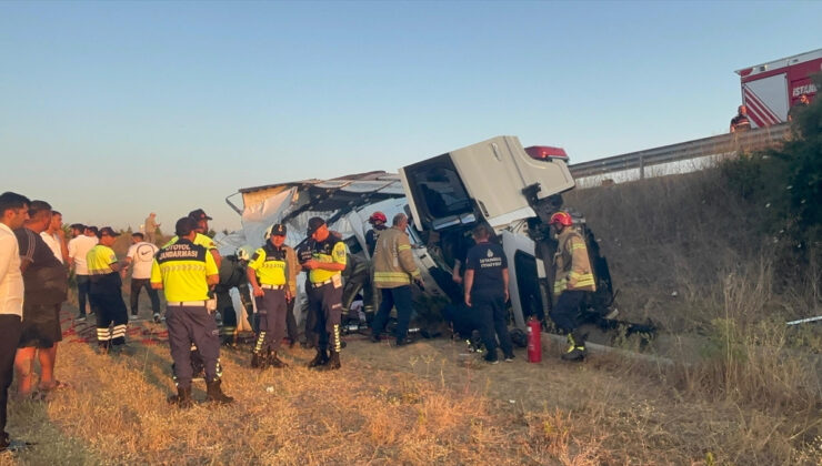 Kuzey Marmara Otoyolu’nda tır devrildi: 2 meyyit