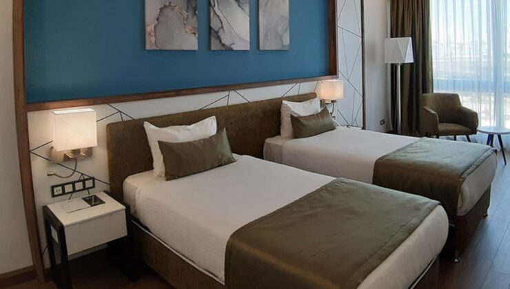 Makûs kokan konaklama yerinde kalmadı, parasının yarısını iade aldı