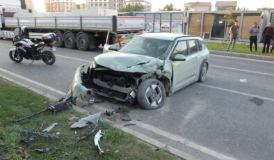 Malatya’da araç, denetimden çıkıp refüje çarptı