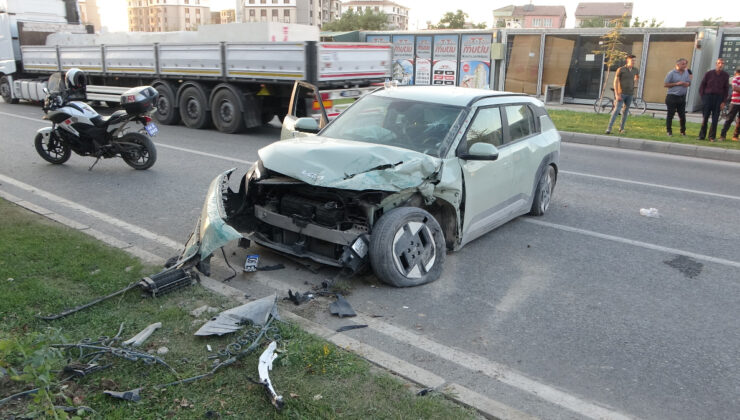 Malatya’da araç, denetimden çıkıp refüje çarptı