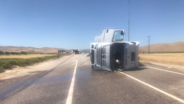 Malatya’daki kazada tanker devrildi