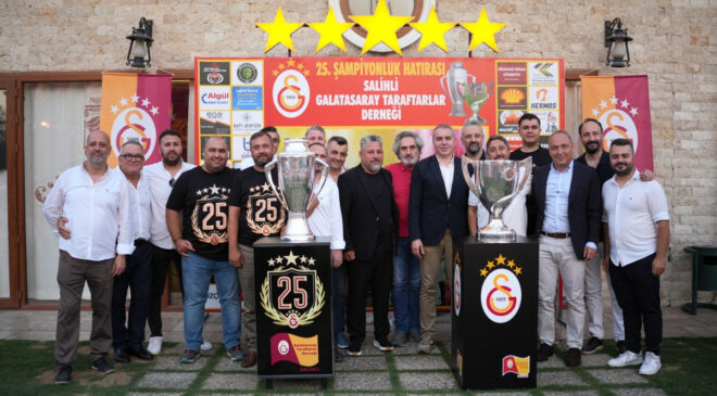 Manisa’da Galatasaraylılardan ikili kupalı kutlama