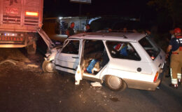 Manisa’da tıra çarpan arabadaki 2 kişi yaralandı