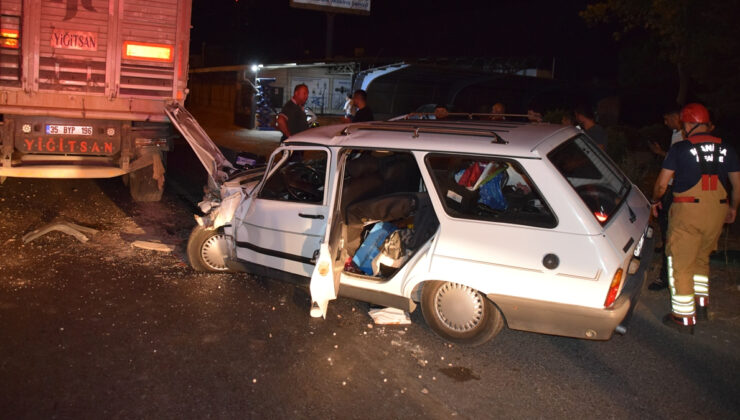 Manisa’da tıra çarpan arabadaki 2 kişi yaralandı