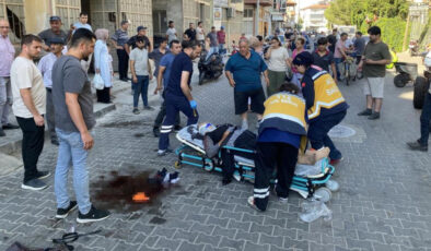 Manisa’da yaşlı bayan, seyir halindeki motosikletten düştü