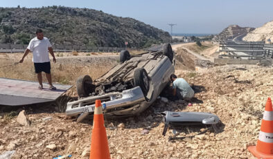 Mersin’de araba karşı şeride geçip takla attı: 1 meyyit, 1 yaralı