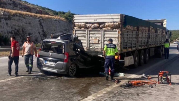 Mersin’de hafif ticari araç tıra çarptı: 5 meyyit, 1 yaralı