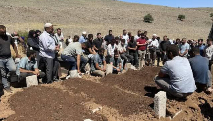 Mersin’de kazada ölen birebir aileden 5 kişi toprağa verildi