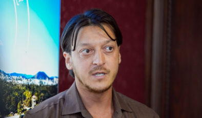 Mesut Özil, dünya çapında futbolcular yetiştirmeyi hedefliyor