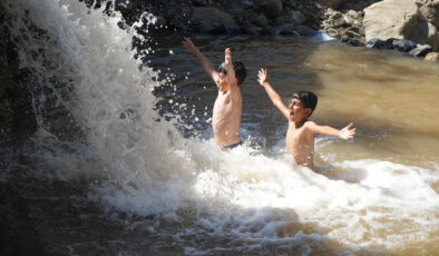 Muş’ta sıcaklara dayanamayan çocuklar devayı Çar Çayı’nda buldu