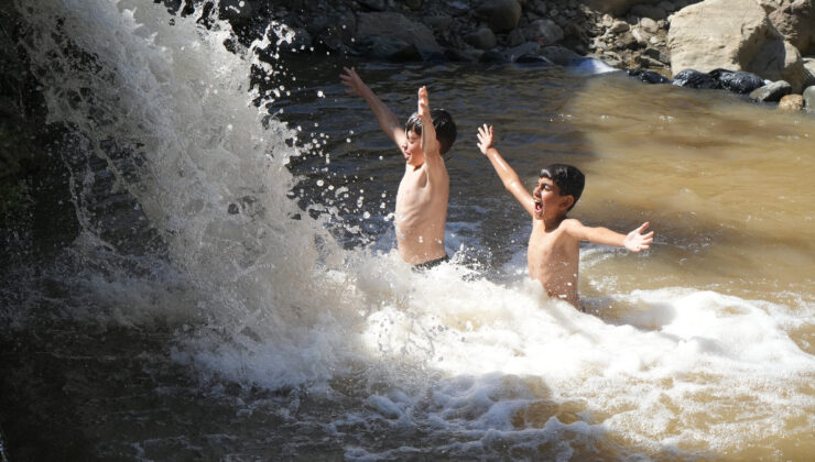 Muş’ta sıcaklara dayanamayan çocuklar devayı Çar Çayı’nda buldu
