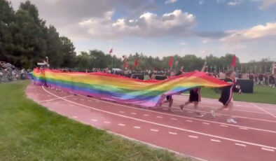 ODTÜ mezuniyette LGBT takviye yürüyüşüne sahne oldu