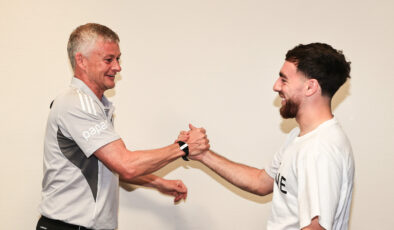 Orkun Kökçü, grupla bir ortaya geldi