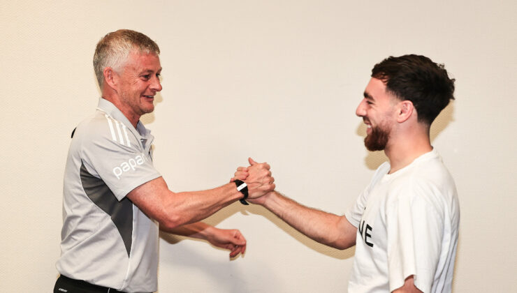 Orkun Kökçü, grupla bir ortaya geldi