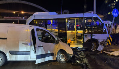 Rize’de minibüs ile hafif ticari araç çarpıştı: 10 yaralı