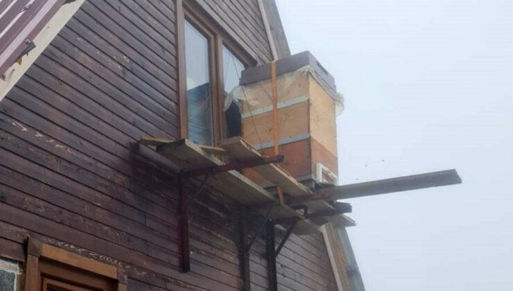 Rize’de peteklerini ayılardan korumak için çatıya yerleştirdi