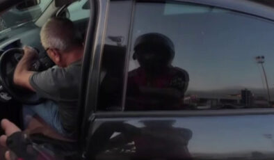 Sakarya’da direksiyon başında kötüleşip kavşağın ortasında durdu, yardımına kurye koştu