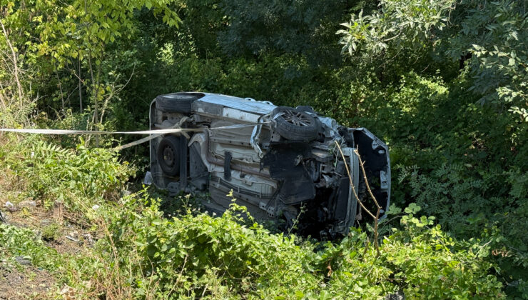Sakarya’da hafif ticari araç şarampole devrildi: 6 yaralı