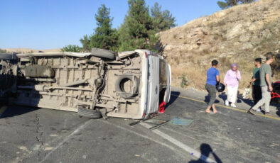 Şanlıurfa’da arabayla personel servisi çarpıştı: 12 yaralı
