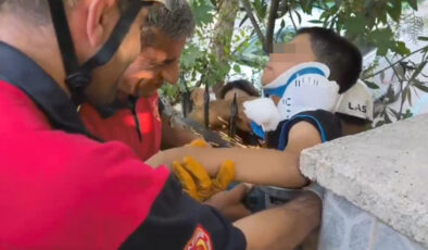 Şanlıurfa’da korkutan kaza: Demir korkuluk çocuğun koluna saplandı