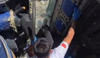 Şanlıurfa’da sıhhat vazifelileri, kamyonun camını kırarak yaralıya müdahale etti