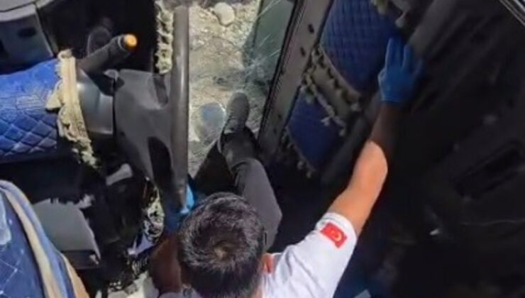 Şanlıurfa’da sıhhat vazifelileri, kamyonun camını kırarak yaralıya müdahale etti